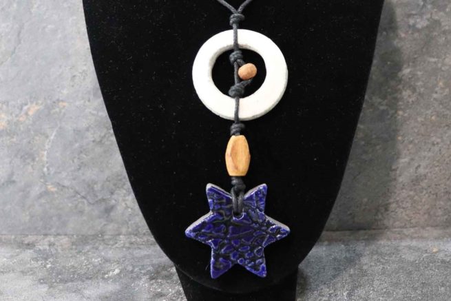 Collana in ceramica raku "Asteria". La sua realizzazione artigianale interamente a mano con la tecnica raku rende questo gioiello unico e di grande valore artistico.