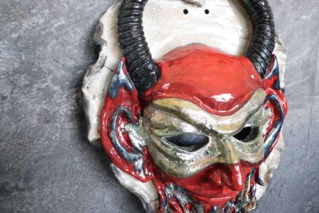 La scultura maschera apotropaica in ceramica raku rappresenta un oggetto di design per la casa, arredamento e complemento d'arredo realizzato in maniera artigianale per offrire un prodotto esclusivo e raffinato.