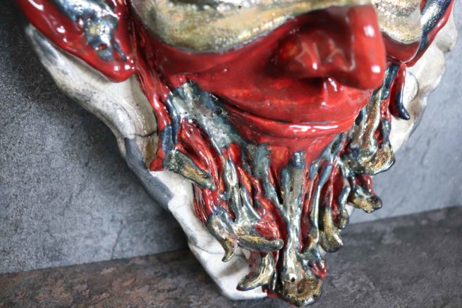 La maschera apotropaica in ceramica raku rappresenta una scultura di design per la casa, arredamento e complemento d'arredo realizzato in maniera artigianale per offrire un prodotto esclusivo e raffinato.