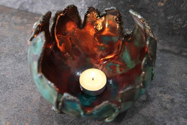 Vaso in ceramica raku artistica "Gaia" . Un design moderno, innovativo, multifunzionale. Realizzato con la tecnica raku interamente a mano.Manufatto appartenente all'artigianato artistico.