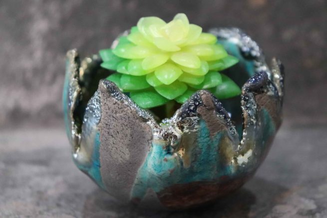 Vaso in ceramica artistica raku "Gaia" . Un design moderno, innovativo, artigianale multifunzionale. Realizzato con la tecnica raku interamente a mano.Manufatto appartenente all'artigianato artistico.