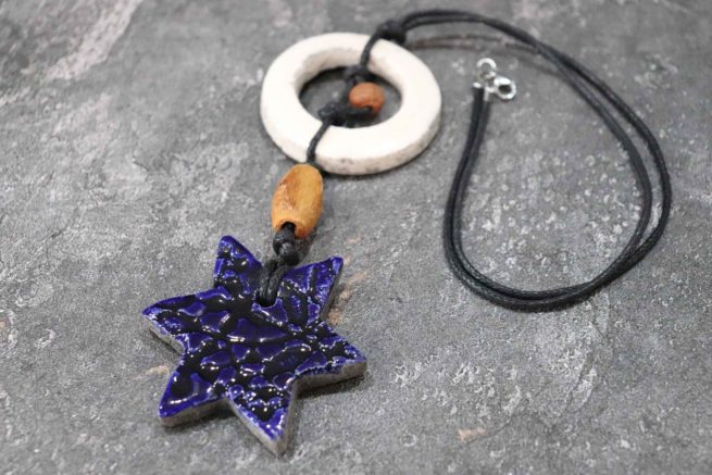 Collana in ceramica artistica raku "Asteria". La sua realizzazione artigianale interamente a mano con la tecnica raku rende questo gioiello unico e di grande valore artistico.