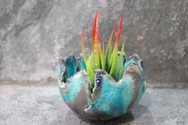 Vaso in ceramica artistica raku "Gaia" con un design moderno, innovativo, multifunzionale. Realizzato con la tecnica raku interamente a mano.