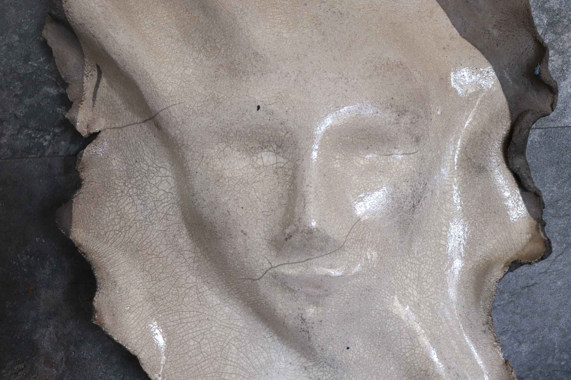Scultura da parete “volto nascosto” - Cici Art Clay