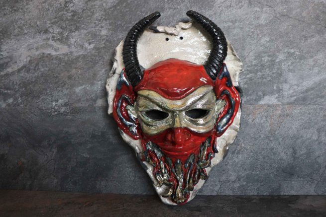 La maschera apotropaica in ceramica raku raffigura un oggetto di design per la casa, arredamento e complemento d'arredo realizzato in maniera artigianale per offrire un prodotto esclusivo e raffinato.