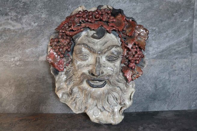 Bacco Dio romano " Dioniso" scultura d'arte in ceramica artistica raku. Manufatto artigianale creato e decorato con la tecnica raku interamente a mano.