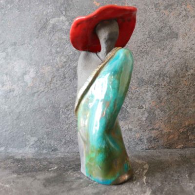 Scultura donna con capello in ceramica raku artigianale realizzata a mano