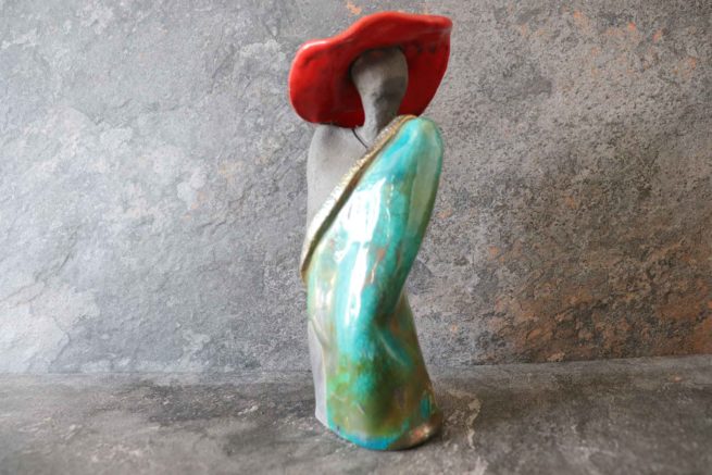 Scultura donna con capello in ceramica raku artigianale realizzata a mano