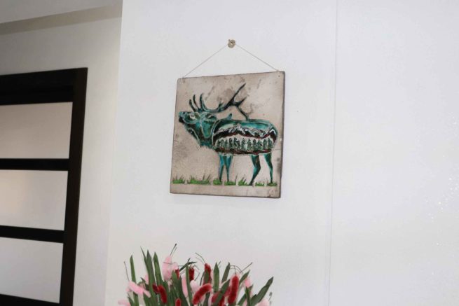 Il quadro in ceramica raku "il cervo" e realizzato a mano. Esso rappresenta il simbolo della rigenerazione vitale. E  stato impreziosito con decorazioni originali che rappresentano la natura.