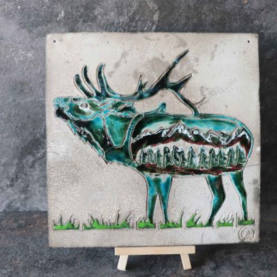 Il quadro in ceramica raku "il cervo" e realizzato interamente a mano. Esso rappresenta il simbolo della rigenerazione vitale. E  stato impreziosito con decorazioni originali che rappresentano la natura.