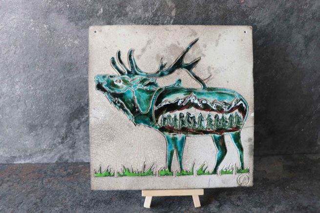 Il quadro in ceramica raku "il cervo" e realizzato interamente a mano. Esso rappresenta il simbolo della rigenerazione vitale. E  stato impreziosito con decorazioni originali che rappresentano la natura.