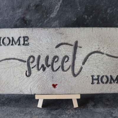  Targa in ceramica raku " home sweet home" è una realizzazione artigianale interamente fatta a mano. Un oggetto d'arredo che può impreziosire la vostra casa.