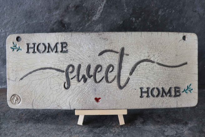  Targa in ceramica raku " home sweet home" è una realizzazione artigianale interamente fatta a mano. Un oggetto d'arredo che può impreziosire la vostra casa.