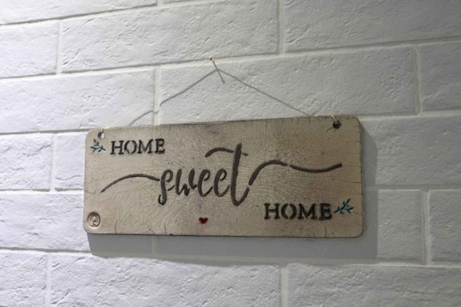  Targa in ceramica raku " home sweet home" è una realizzazione artigianale interamente fatta a mano. Un oggetto d'arredo che può impreziosire la vostra bellissima casa.