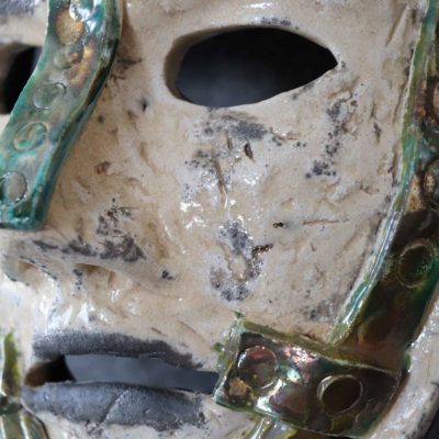 "Maschera di ferro" arte in ceramica raku . Manufatto creato e decorato interamente a mano.