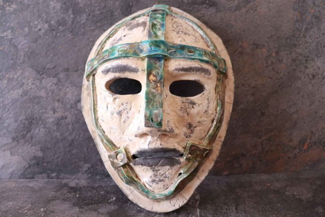 "Maschera di ferro" arte in ceramica raku . Manufatto artistico creato e decorato interamente a mano.