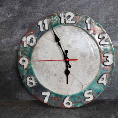 L'orologio in ceramica artistica Raku da parete rappresenta un oggetto di design per la casa, arredamento e complemento d'arredo realizzato in maniera artigianale per offrire un prodotto esclusivo e raffinato.