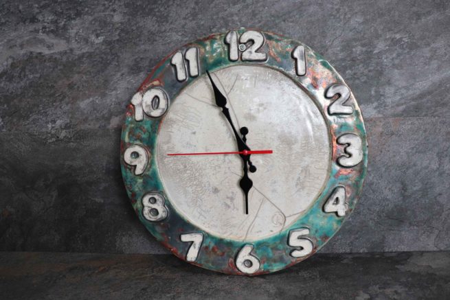 L'orologio in ceramica artistica Raku da parete rappresenta un oggetto di design per la casa, arredamento e complemento d'arredo realizzato in maniera artigianale per offrire un prodotto esclusivo e raffinato.