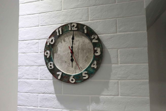 Orologio in ceramica Raku rappresenta un oggetto di design per la casa, arredamento e complemento d'arredo realizzato in maniera artigianale per offrire un prodotto esclusivo e raffinato.