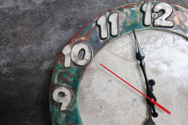 L'orologio in ceramica artistica Raku rappresenta un oggetto di design per la casa, arredamento e complemento d'arredo realizzato in maniera artigianale per offrire un prodotto esclusivo e raffinato.