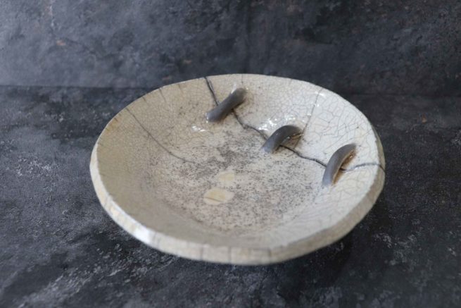 Il piatto portaoggetti bianco nero in ceramica artistica Raku è un oggetto di design per la casa, arredamento e complemento d'arredo creato in maniera artigianale per offrire un prodotto esclusivo e raffinato.