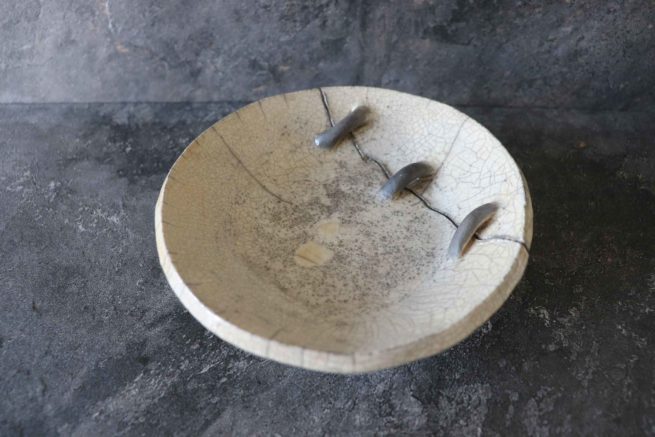 Il piatto portaoggetti bianco nero in ceramica artistica Raku rappresenta un oggetto di design per la casa, arredamento e complemento d'arredo creato in maniera artigianale per offrire un prodotto esclusivo e raffinato.