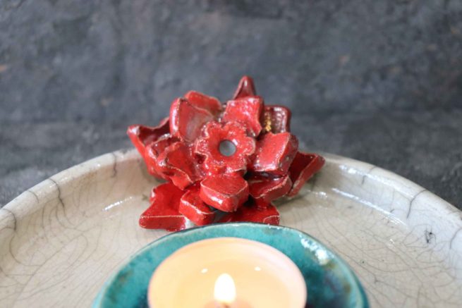 Portacandela in ceramica raku, oggetto di design per la casa, artigianale, fatto a mano, ceramica artistica, tecnica raku giapponese, fiore rosso.