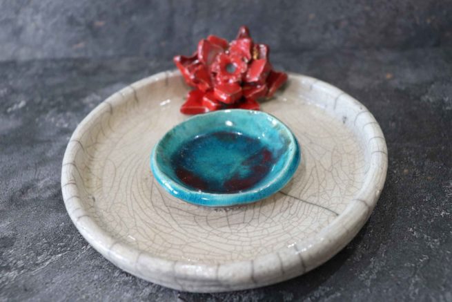 Portacandela in ceramica raku, oggetto di design, artigianale, fatto a mano, ceramica artistica, tecnica raku, fiore rosso.