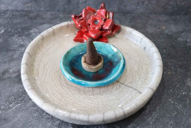 Portacandela in ceramica artistica raku, oggetto di design per la casa, artigianale, fatto a mano, ceramica artistica, tecnica raku, fiore rosso.