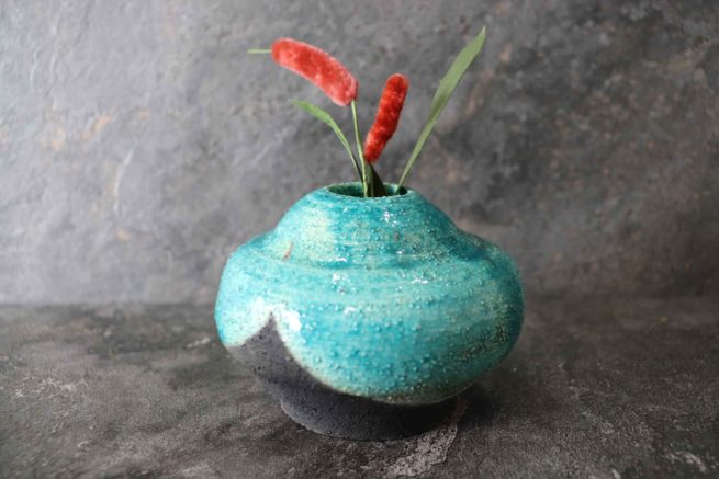 Tris vasi turchese in ceramica artistica raku. Manufatti artigianali realizzati e decorati interamente a mano.