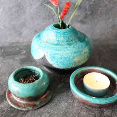 Tris vasi colore turchese in ceramica artistica raku. Manufatti artigianali creati e decorati interamente a mano.