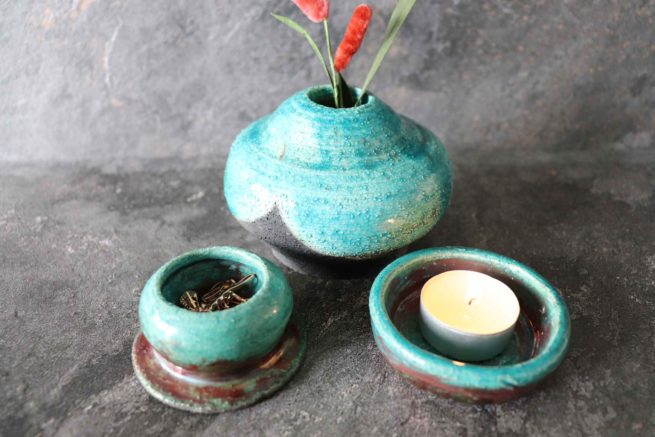 Tris vasi colore turchese in ceramica artistica raku. Manufatti artigianali creati e decorati interamente a mano.