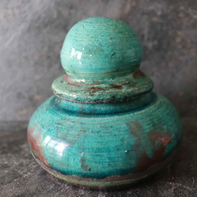 Vaso turchese in ceramica artistica raku. Manufatto artigianale creato e decorato interamente a mano.