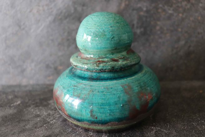 Vaso turchese in ceramica artistica raku. Manufatto artigianale creato e decorato interamente a mano.