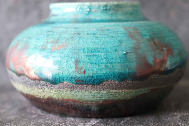 Vaso di colore turchese in ceramica artistica giapponese raku. Manufatto artigianale realizzato e decorato interamente a mano.