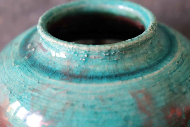 Vaso di colore turchese in ceramica artistica raku. Manufatto artigianale realizzato e decorato interamente a mano.