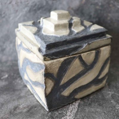 La scatola cofanetto portagioie in ceramica raku rappresenta un oggetto di design per la casa, arredamento e complemento d'arredo realizzato in maniera artigianale per offrire un prodotto esclusivo e raffinato.