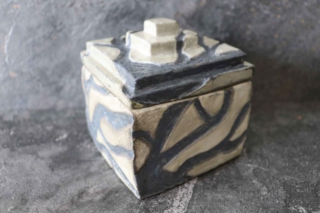 La scatola cofanetto portagioie in ceramica raku rappresenta un oggetto di design per la casa, arredamento e complemento d'arredo realizzato in maniera artigianale per offrire un prodotto esclusivo e raffinato.