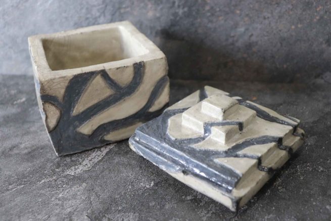 La scatola cofanetto portagioie in ceramica artistica raku rappresenta un oggetto di design per la casa, arredamento e complemento d'arredo realizzato in maniera artigianale per offrire un prodotto esclusivo e raffinato.