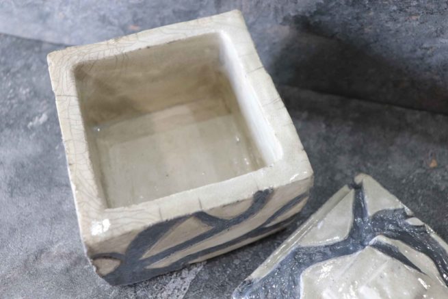 La scatola portagioie in ceramica raku rappresenta un oggetto di design per la casa, arredamento e complemento d'arredo realizzato in maniera artigianale per offrire un prodotto esclusivo e raffinato.