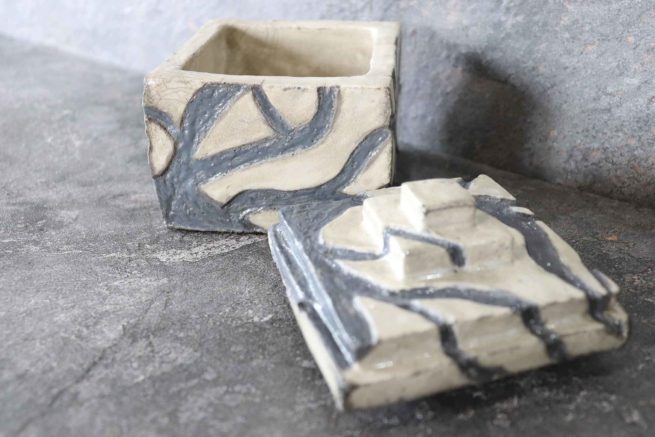 Il cofanetto portagioie in ceramica raku rappresenta un oggetto di design per la casa, arredamento e complemento d'arredo realizzato in maniera artigianale per offrire un prodotto esclusivo e raffinato.