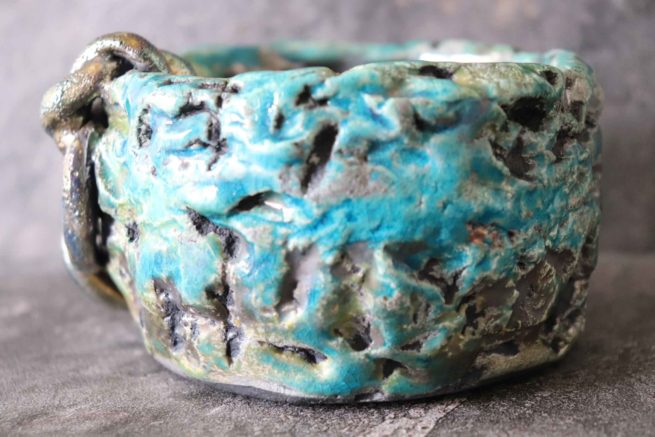 Vaso turchese " catena d'oro" in ceramica artistica giapponese raku. Manufatto artigianale creato e decorato interamente a mano.