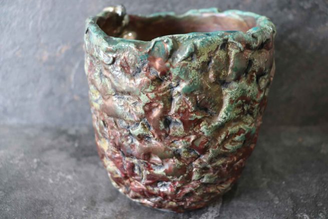 Vaso " catena d'oro" color rame con sfumature turchese in ceramica artistica giapponese raku. Manufatto artigianale creato e decorato interamente a mano.