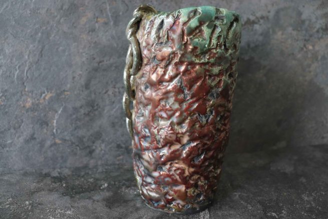 Vaso " catena d'oro" in ceramica artistica raku. Manufatto artigianale realizzato e decorato interamente a mano.