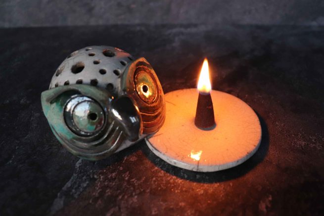 Brucia incenso in ceramica raku “Civetta” realizzato con la tecnica raku, arredo esclusivo