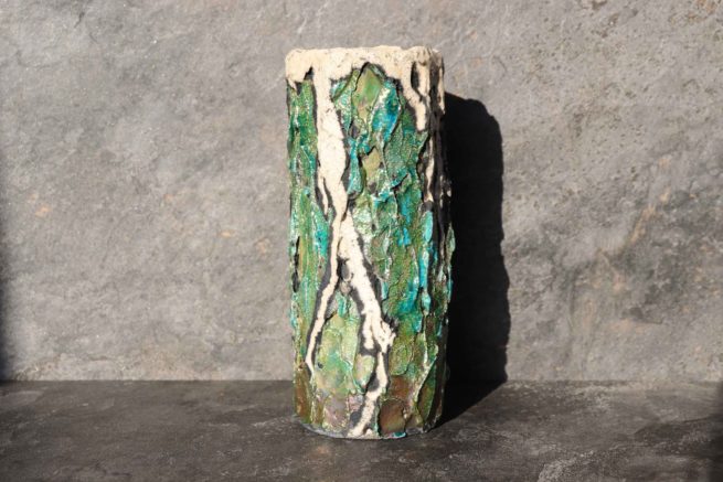 Il Vaso Albero della Connessione è un pezzo d’arte straordinario realizzato con la tecnica raku