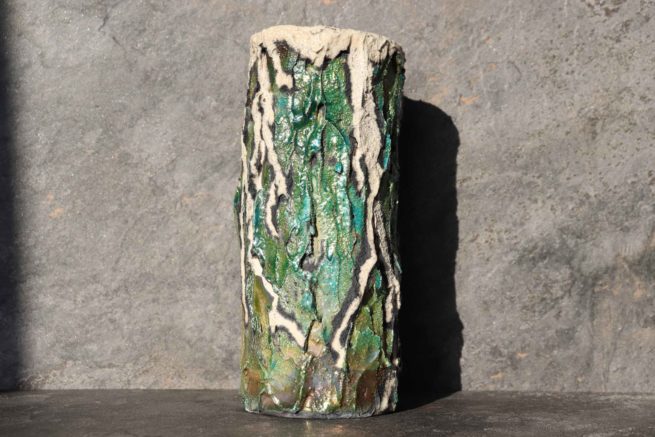 Il Vaso Albero della Connessione è un pezzo d’arte straordinario realizzato con la tecnica raku