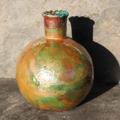 Il Vaso ceramica raku Terra è un imponente vaso in ceramica raku che cattura l'essenza della madre terra e della vita che essa sostiene