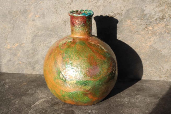 Il Vaso ceramica raku Terra è un imponente vaso in ceramica raku che cattura l'essenza della madre terra e della vita che essa sostiene