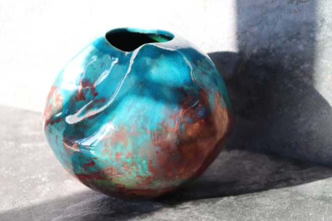 Vaso Raku Oceanico realizzato con la tecnica raku, lavorazione artigianale in ceramica raku